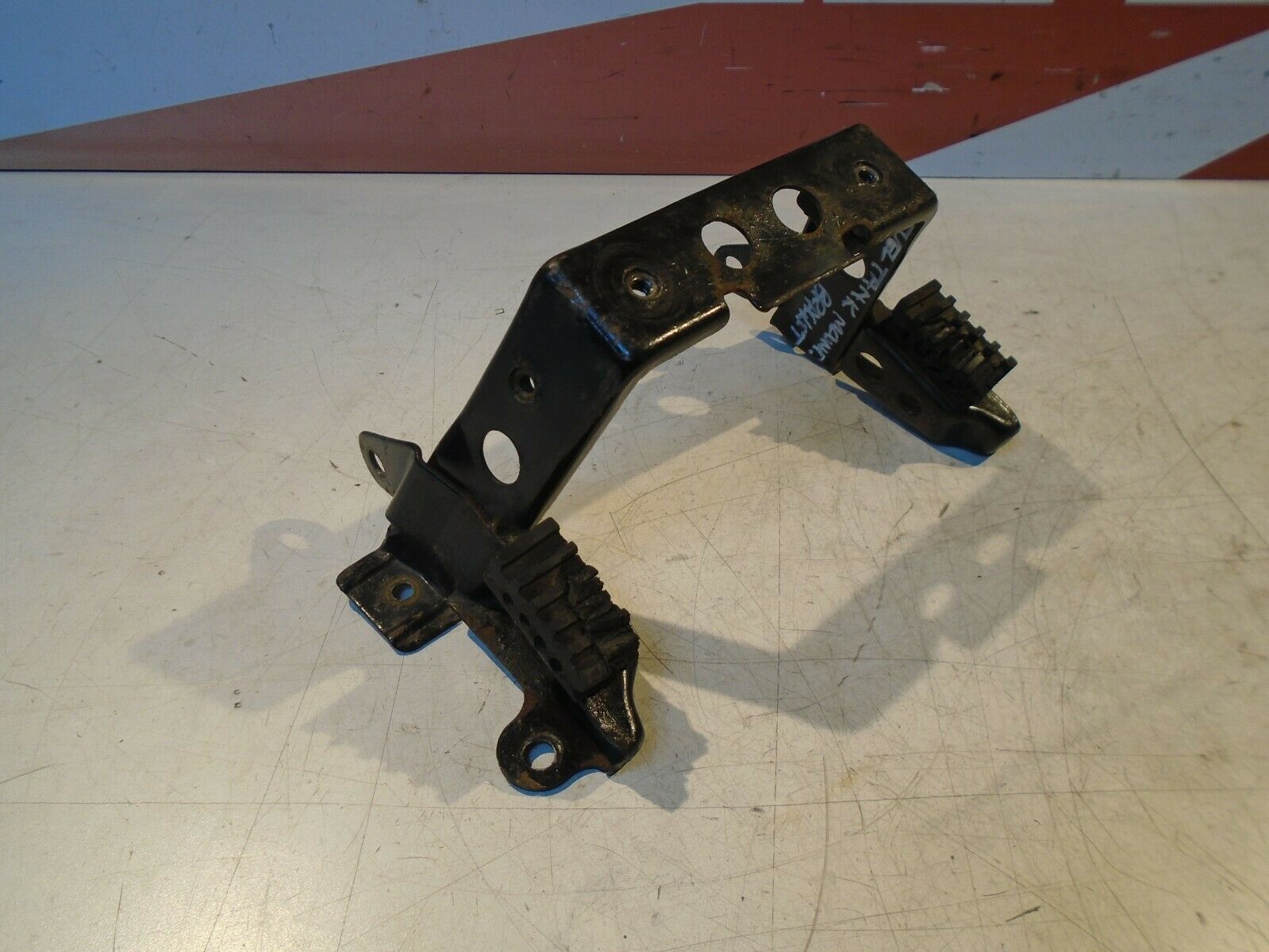 Suzuki GSX750F Frame Tank Mount Bracket