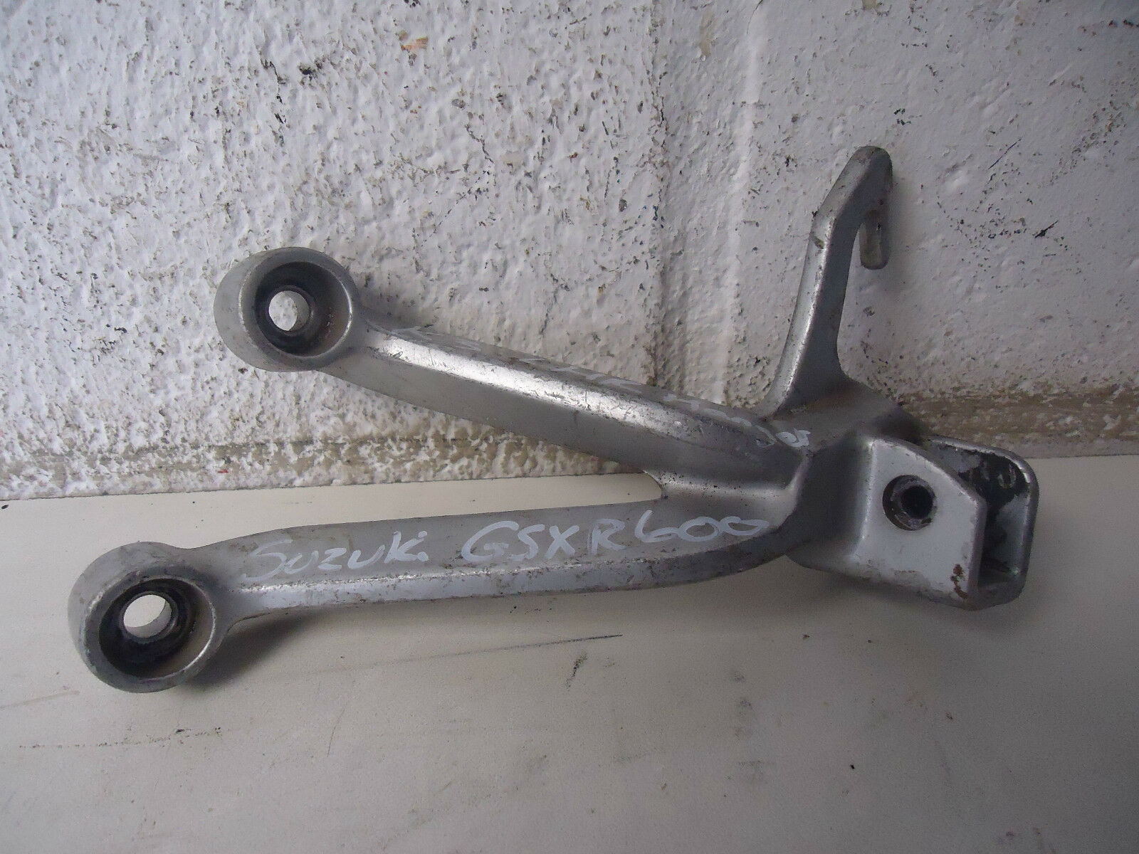 SUZUKI GSXR600 K3 LH FOOTREST HANGER 