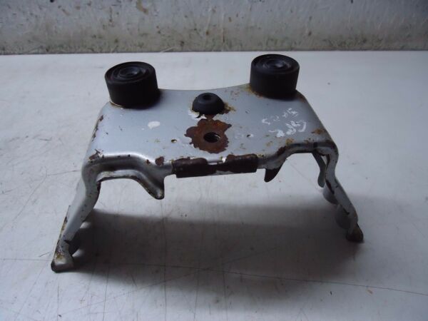 Suzuki GS500E Tank Mount Bracket GS500 Frame Bracket & Rubbers