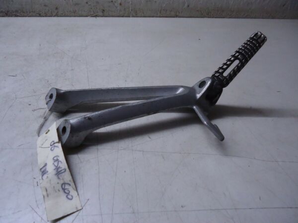 SUZUKI GSXR600 RH REAR FOOTREST HANGER & FOOTPEG 2005 