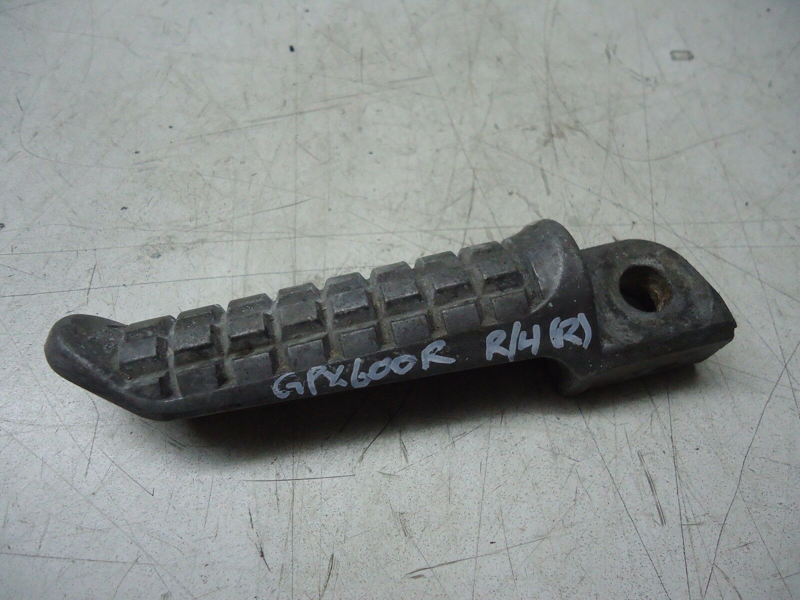 KAWASAKI GPX600R REAR RH FOOTPEG GPX600 PILLION FOOTREST