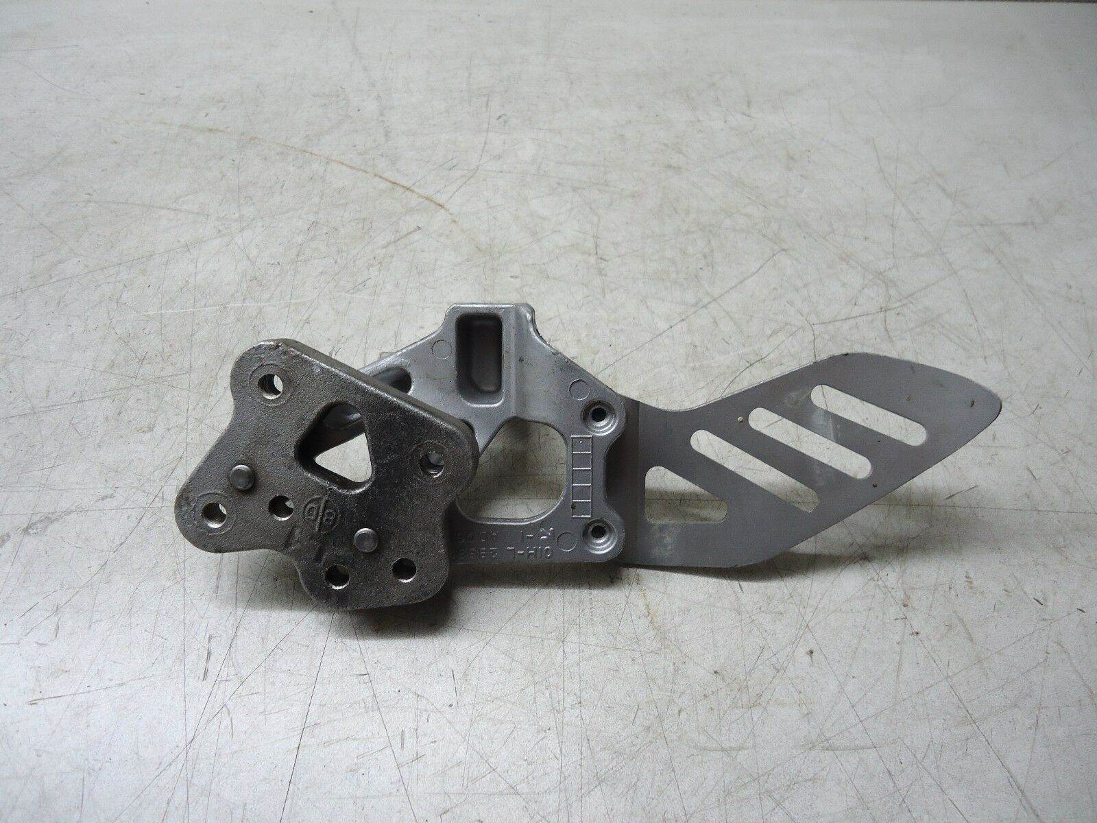 SUZUKI GSXR600 RH FRONT FOOTREST HANGER GSXR750 FOOTPEG HANGER