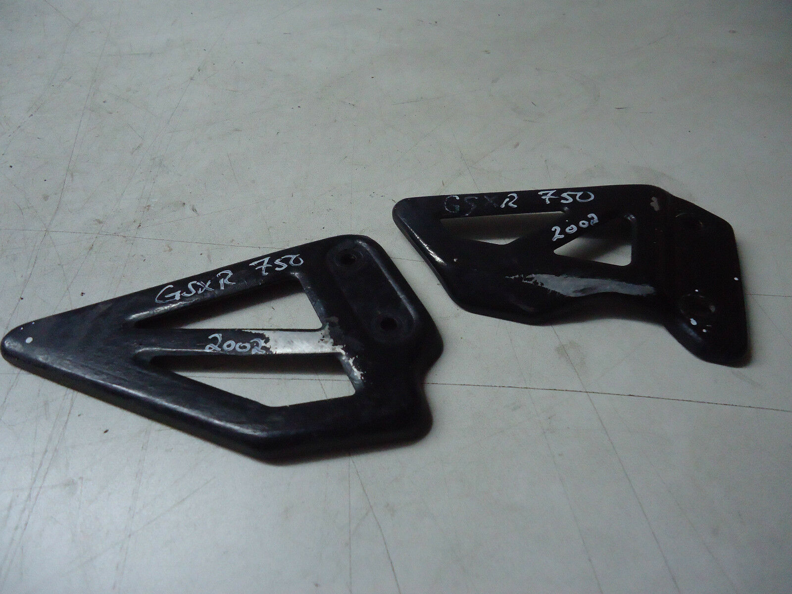 SUZUKI GSXR750 LEFT & RIGHT FOOTREST HANGER COVERS 2002 