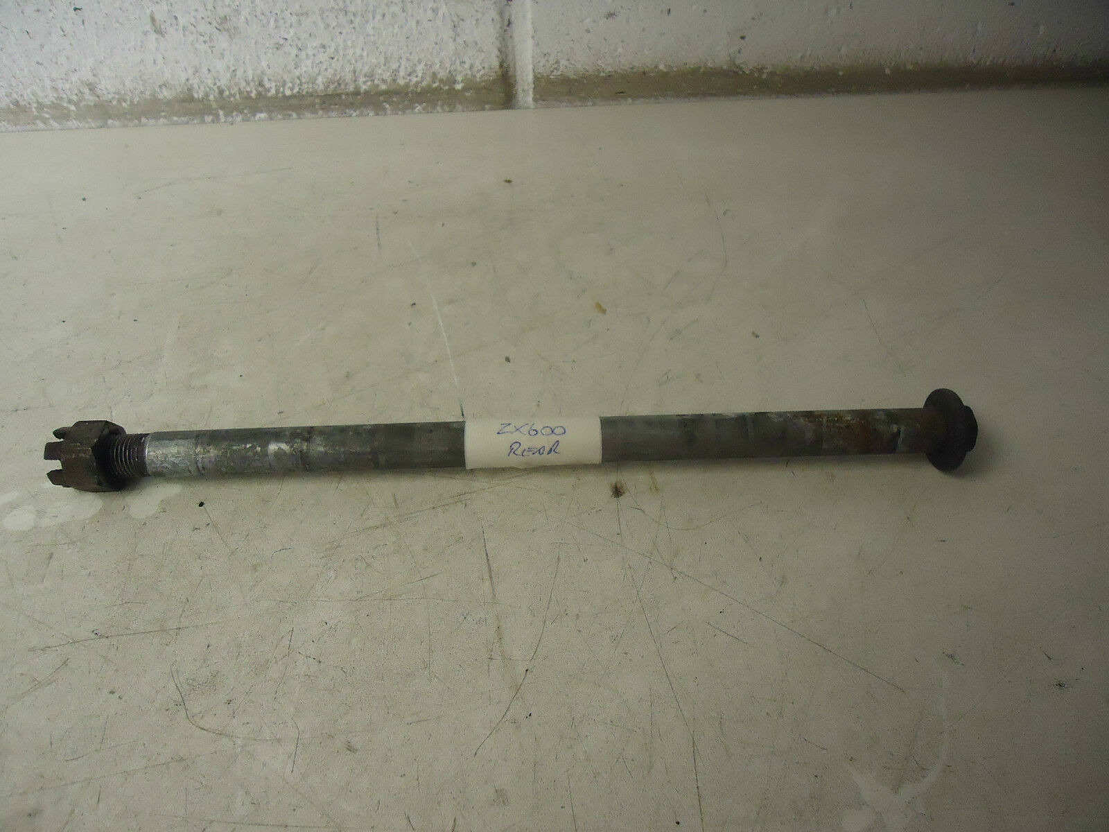 KAWASAKI ZX600 REAR WHEEL SPINDLE GPX600 WHEEL AXLE