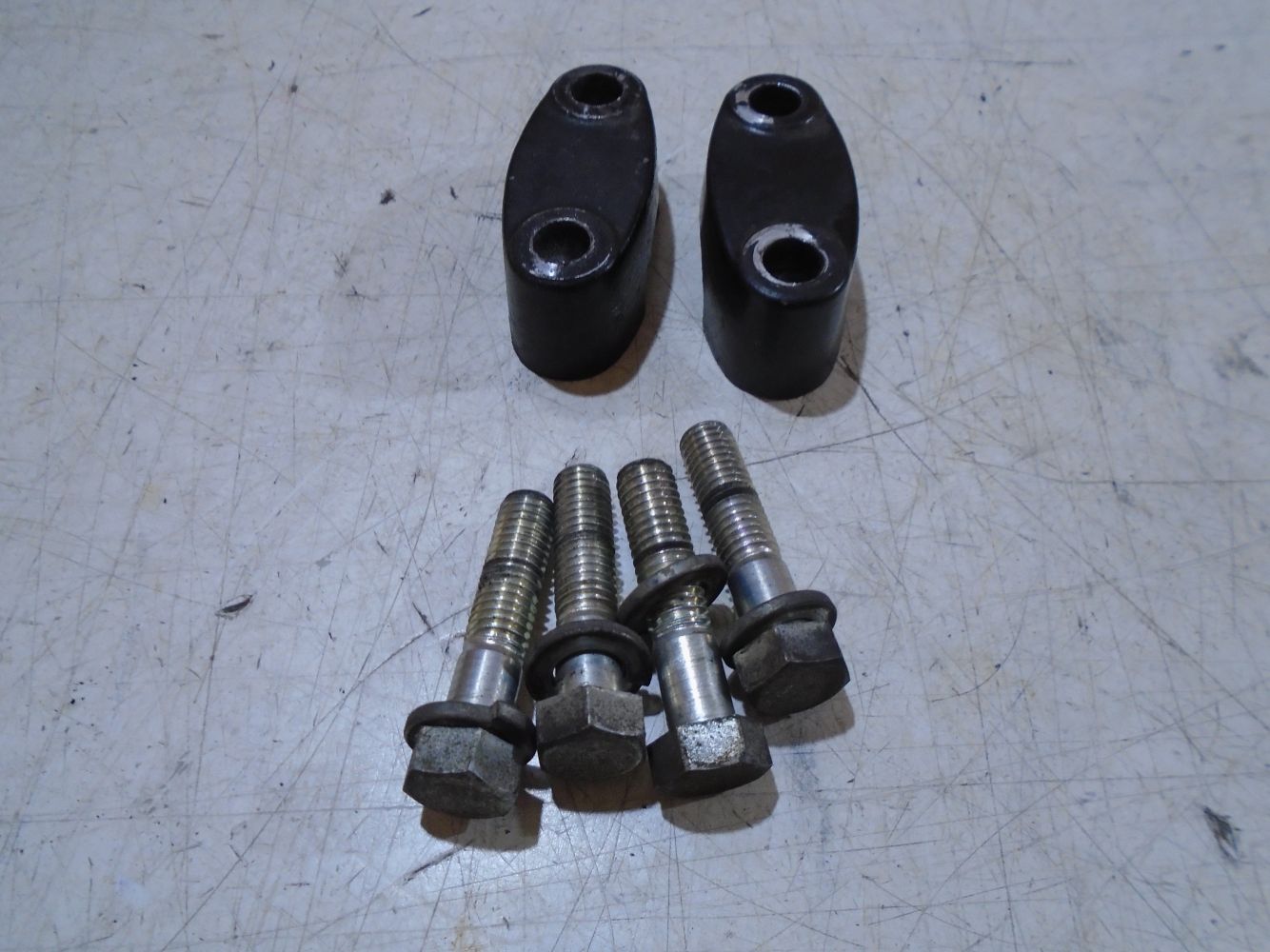 Suzuki GS850G Handlebar Clamps