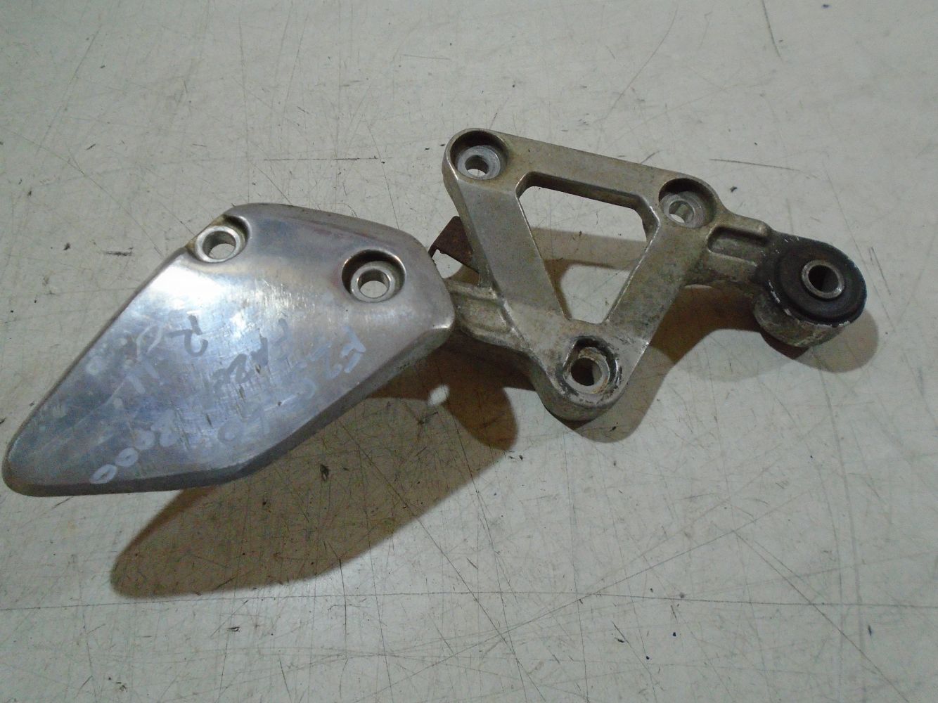 Yamaha FZS600 Fazer Front Footrest Hanger