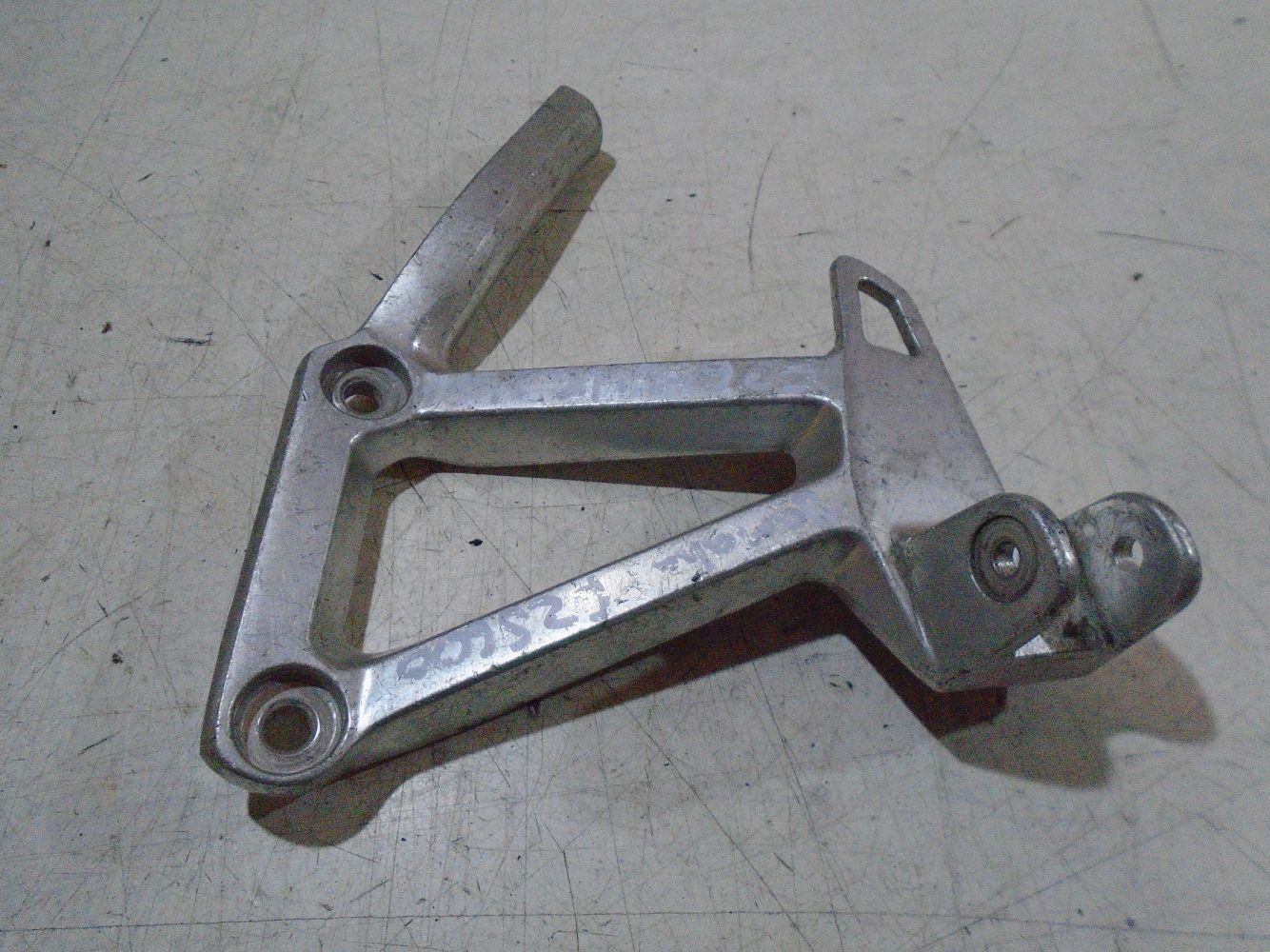 Yamaha FZS600 Fazer Rear Footrest Hanger