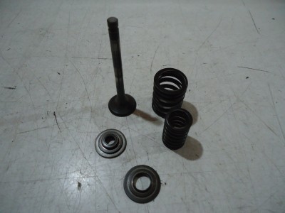 Yamaha XJ750 Maxim Engine Exhaust Valve