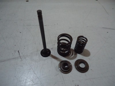 Suzuki GSX750E Engine Exhaust Valve