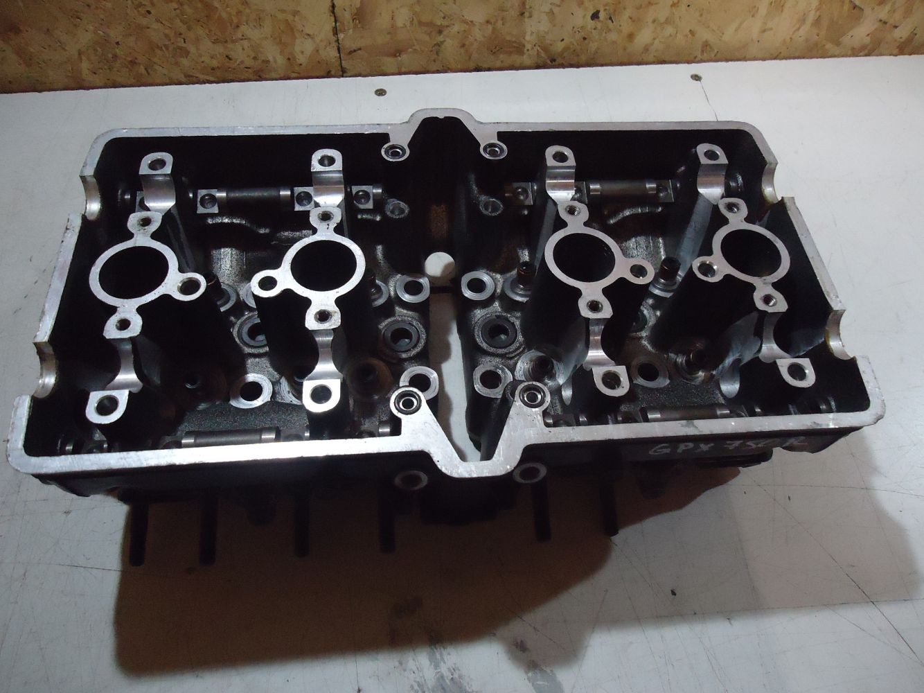 Kawasaki GPX750R Engine Cylinder Head