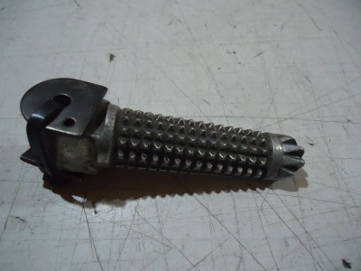 Yamaha FZS600 Fazer R-H Rear Footrest