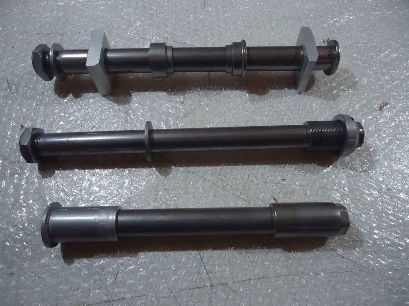 Suzuki GSXR600 SRAD Front Rear Wheel Spindle Axles GSX-R600 Swingarm Axle Spindles