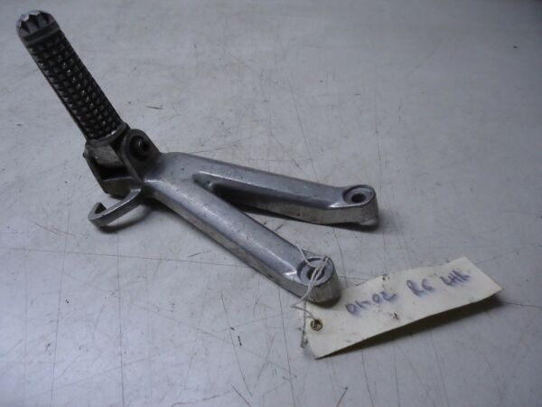 YAMAHA R6 LH REAR FOOTREST HANGER & FOOTREST