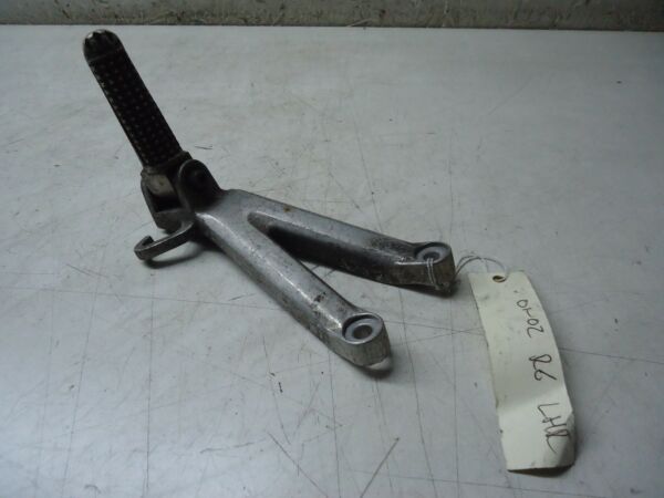 YAMAHA R6 LH REAR FOOTREST HANGER & FOOTPEG 2001 YAMAHA R6