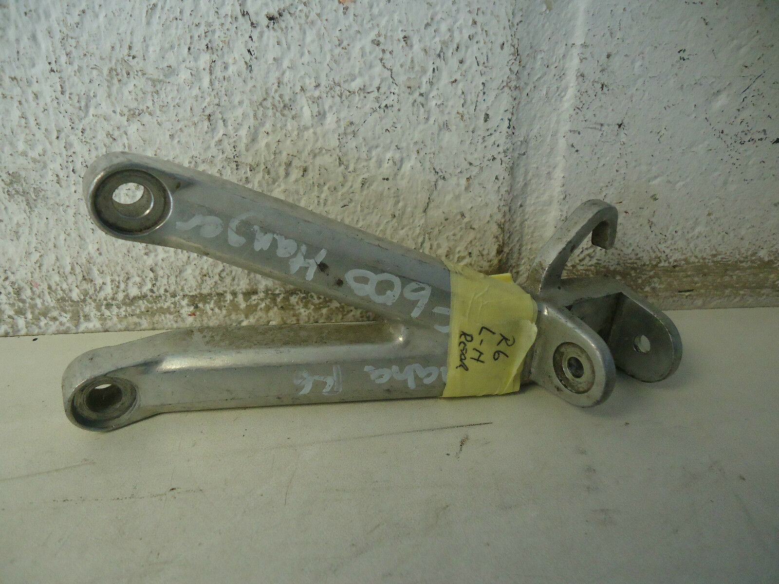 YAMAHA R6 LH PILLION FOOTREST HANGER R6