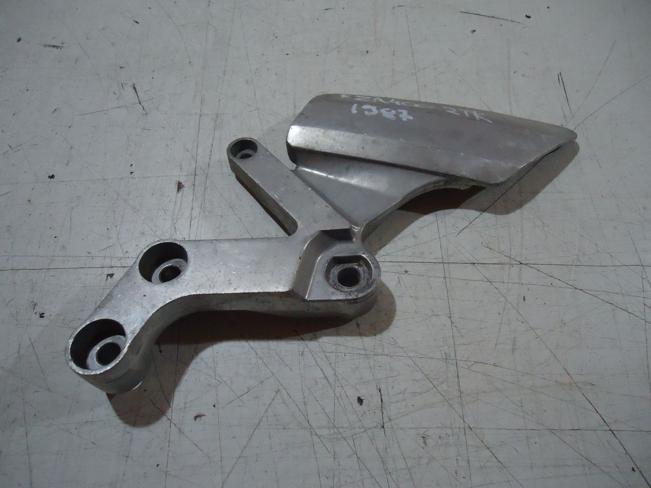 Yamaha FZR400 L-H Front Footrest Hanger FZR 400 Riders Footpeg Mount 2TK