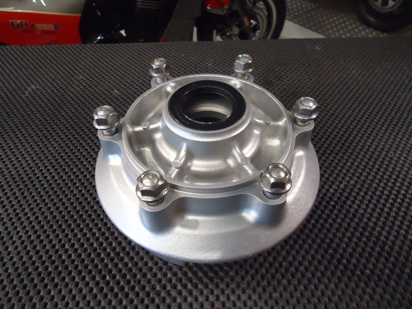 Kawasaki 750 Zephyr Wheel Hub Sprocket Carrier ZR750
