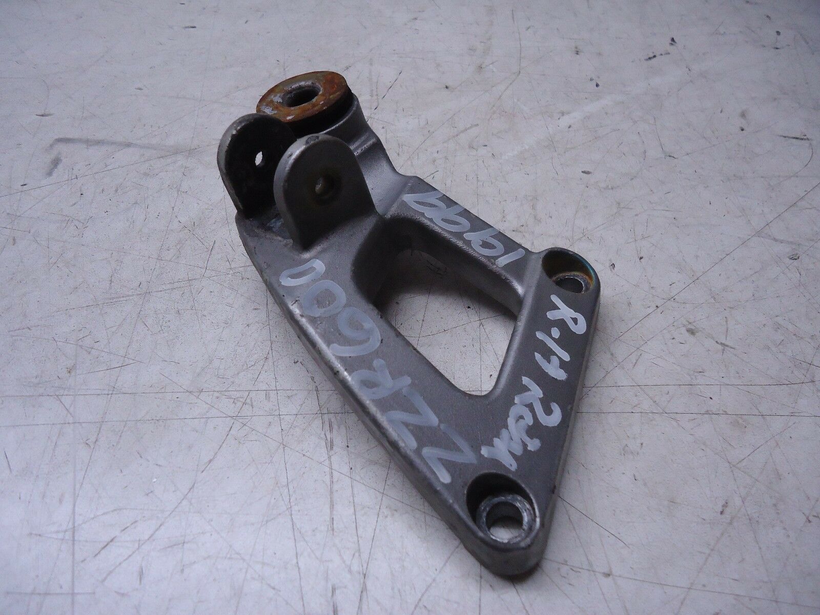 KAWASAKI ZZR600 RH REAR FOOTREST HANGER 1999 