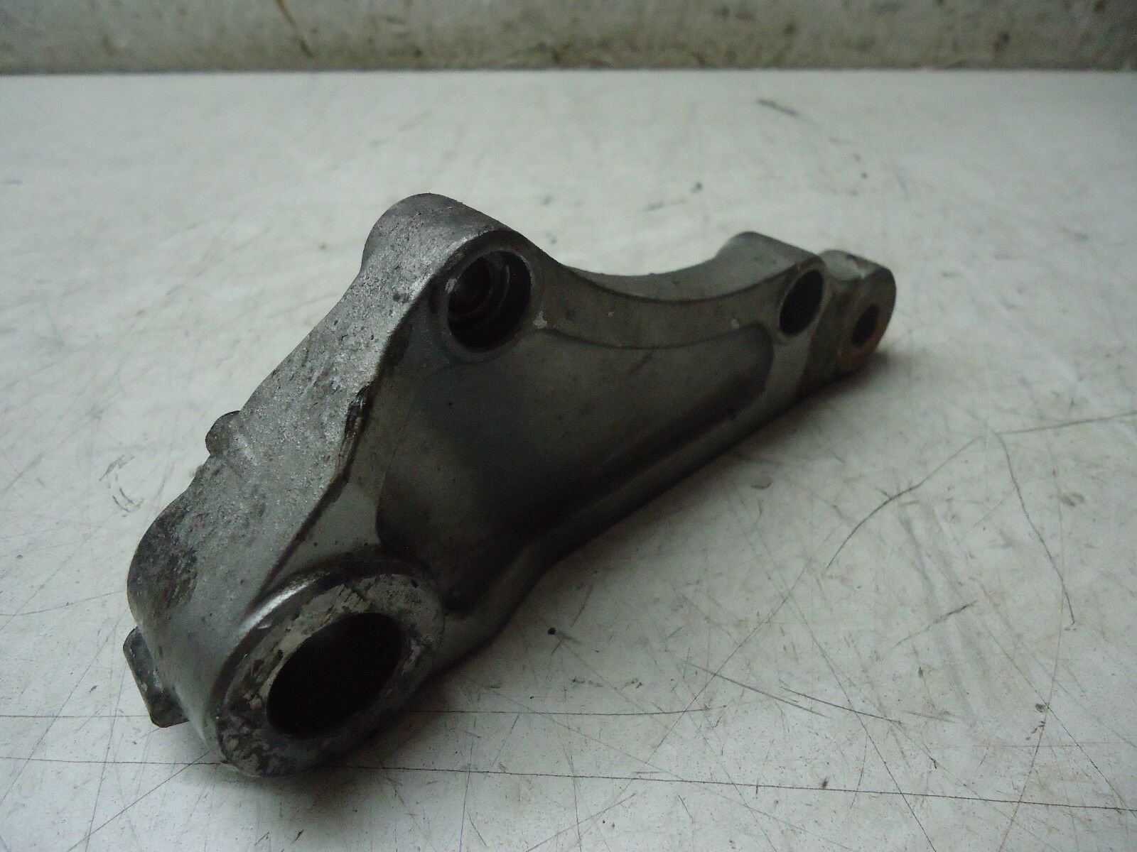 KAWASAKI ZZR600 REAR CALIPER MOUNT BRACKET 1999 