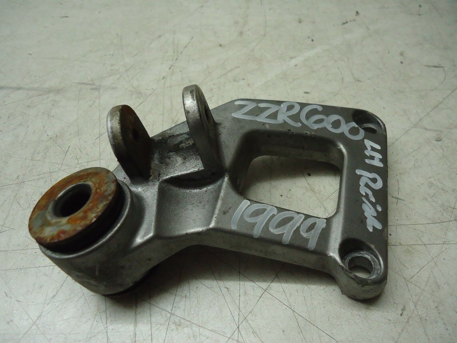 KAWASAKI ZZR600 LH REAR FOOTREST HANGER 1999 