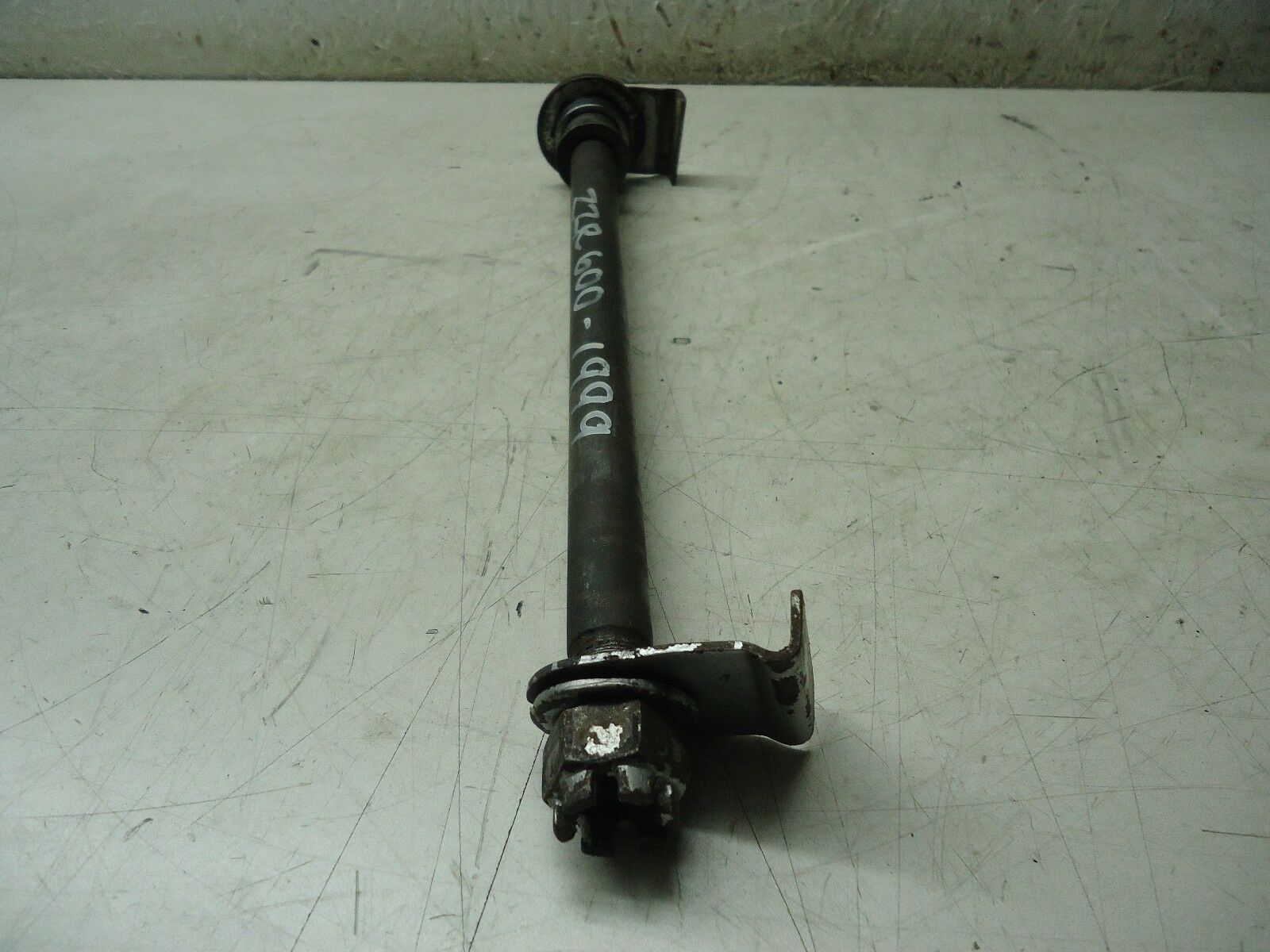 KAWASAKI ZZR600 REAR WHEEL SPINDLE 1999 