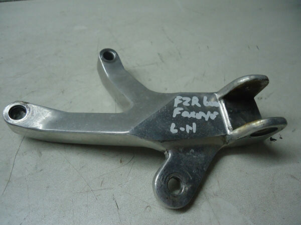 YAMAHA FZR600 FOXEYE LH FOOTREST HANGER 